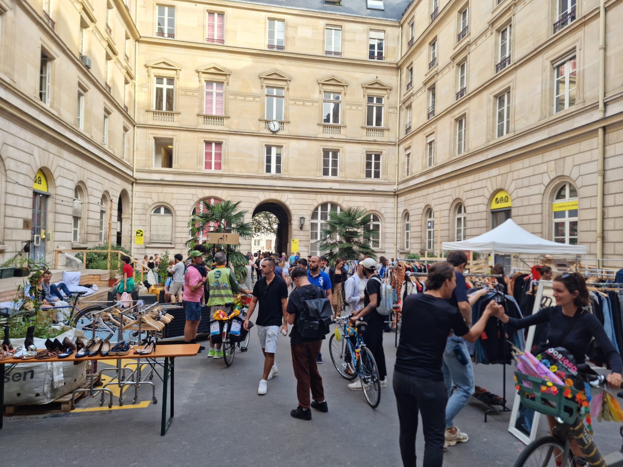 Les Arches Citoyennes, vue de la cour, tiers-lieu relevant de l'urbanisme transitoire - Plateau Urbain